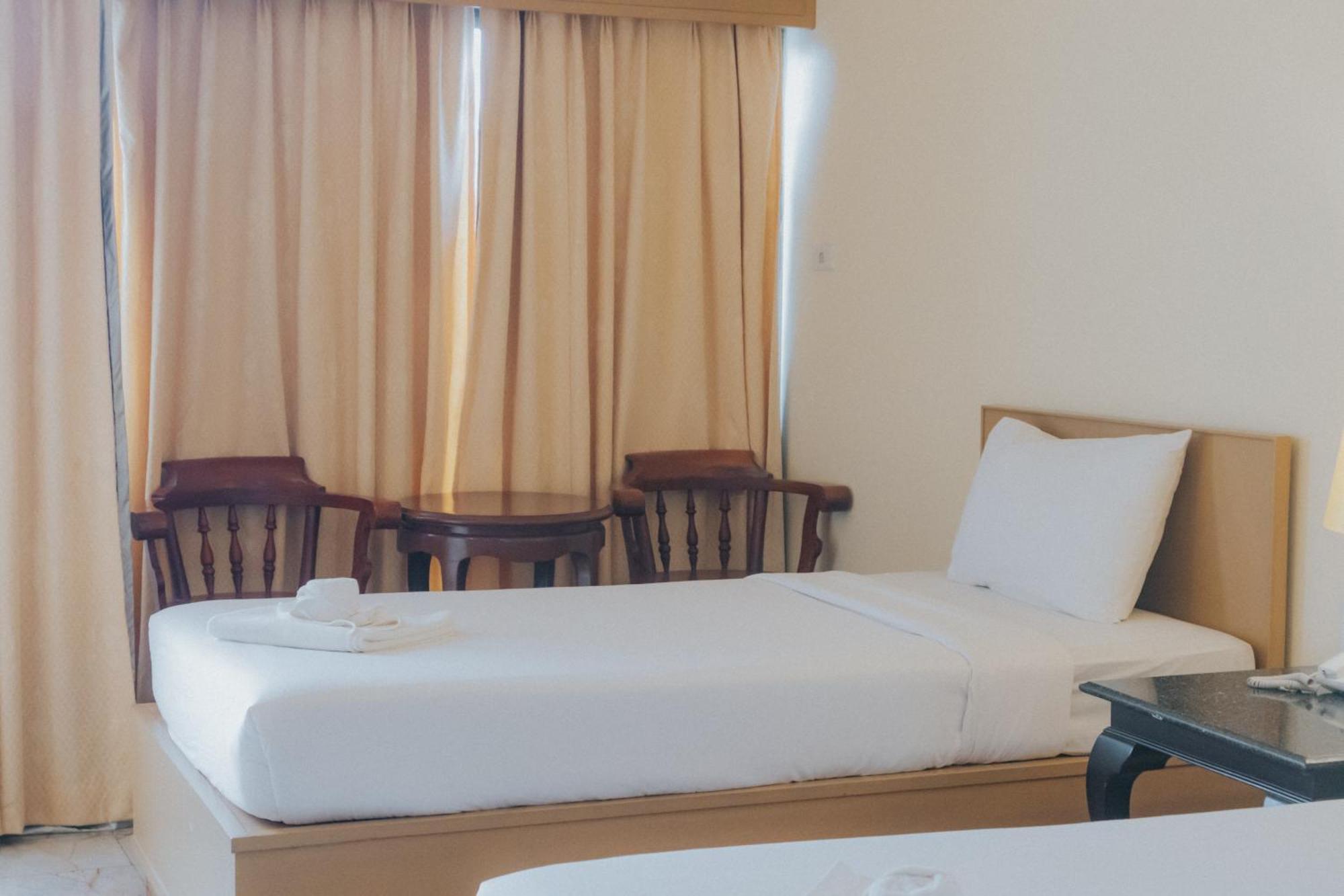 Nonthaburi Palace Hotel Bagian luar foto