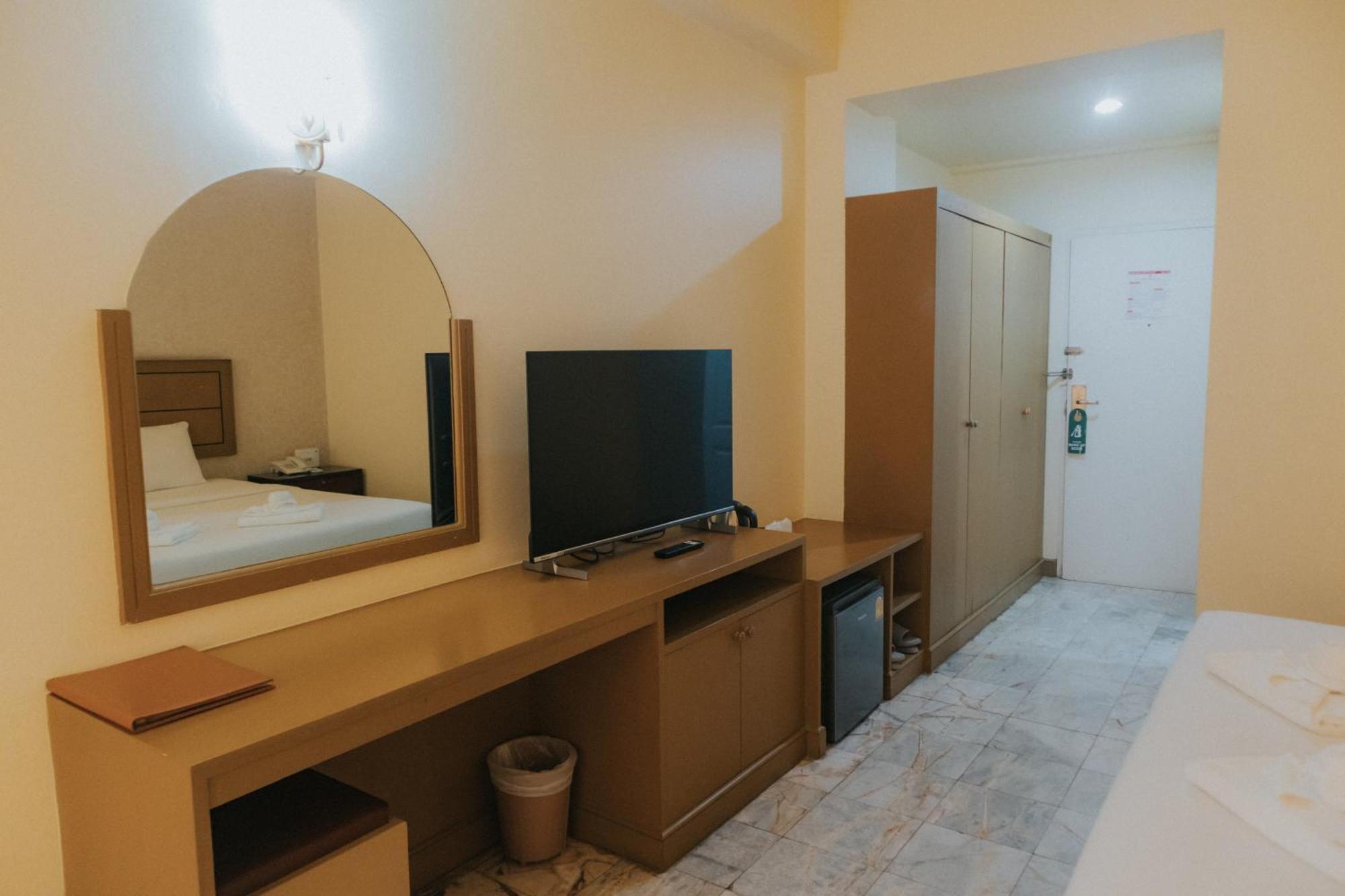 Nonthaburi Palace Hotel Bagian luar foto
