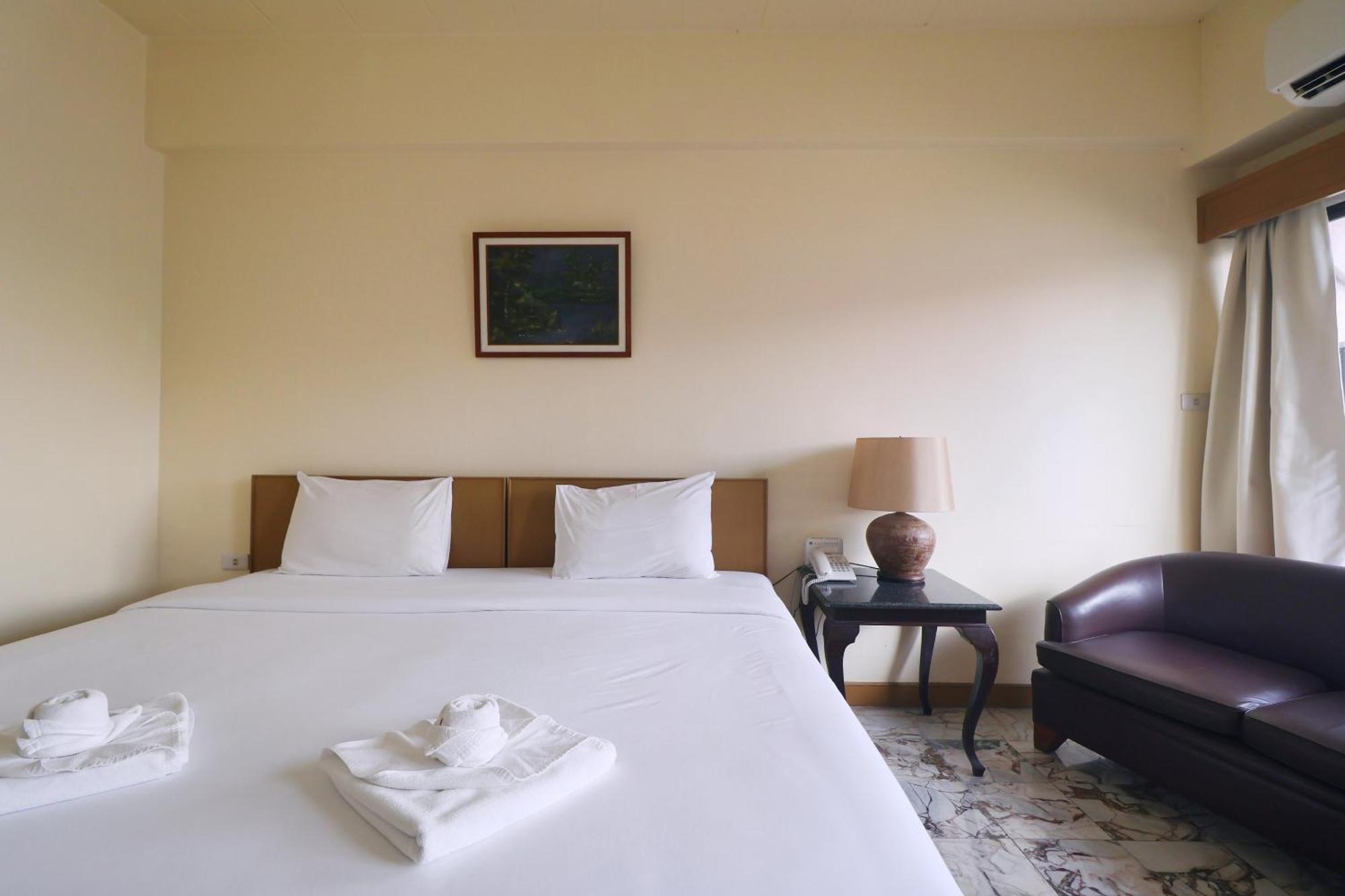 Nonthaburi Palace Hotel Bagian luar foto