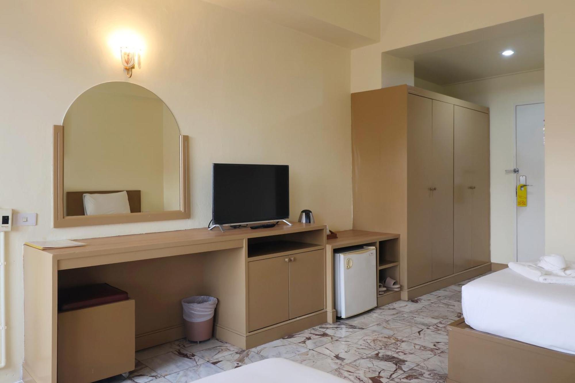 Nonthaburi Palace Hotel Bagian luar foto