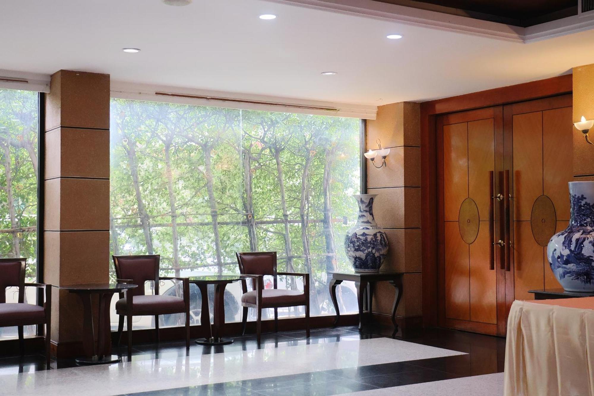 Nonthaburi Palace Hotel Bagian luar foto