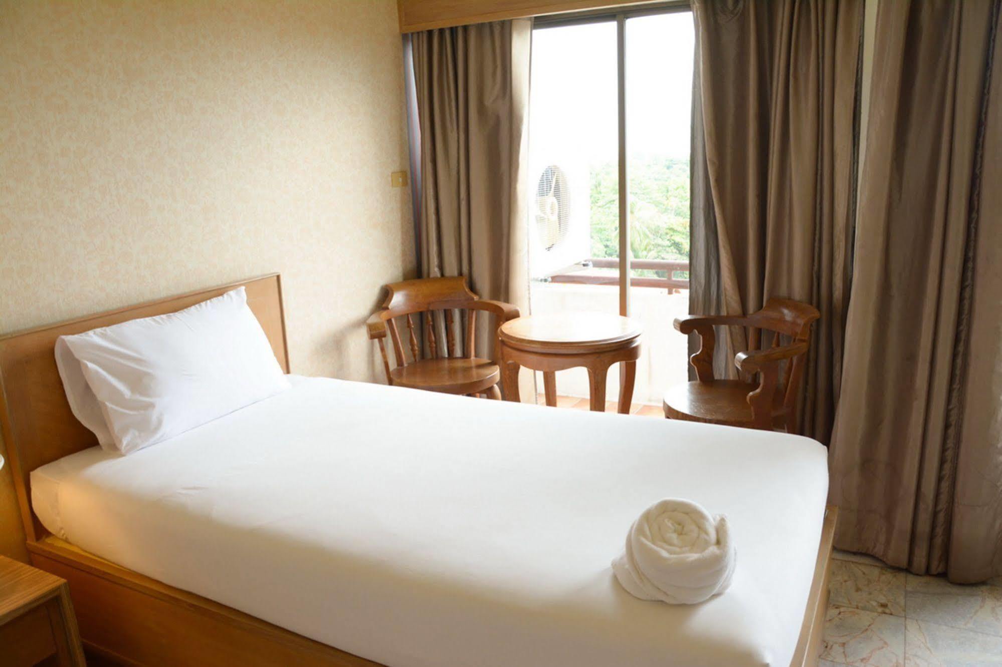Nonthaburi Palace Hotel Bagian luar foto